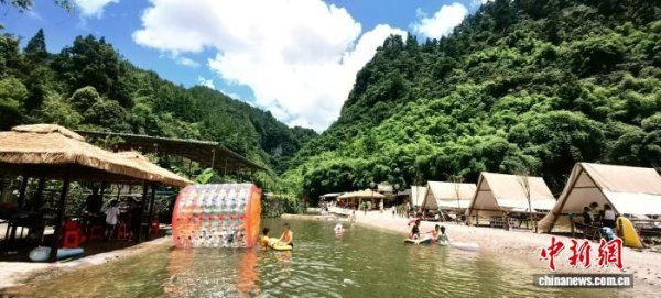 配资网上 （乡村行·看振兴）贵州贵阳：“香”游香纸沟 “燃”动乡村经济