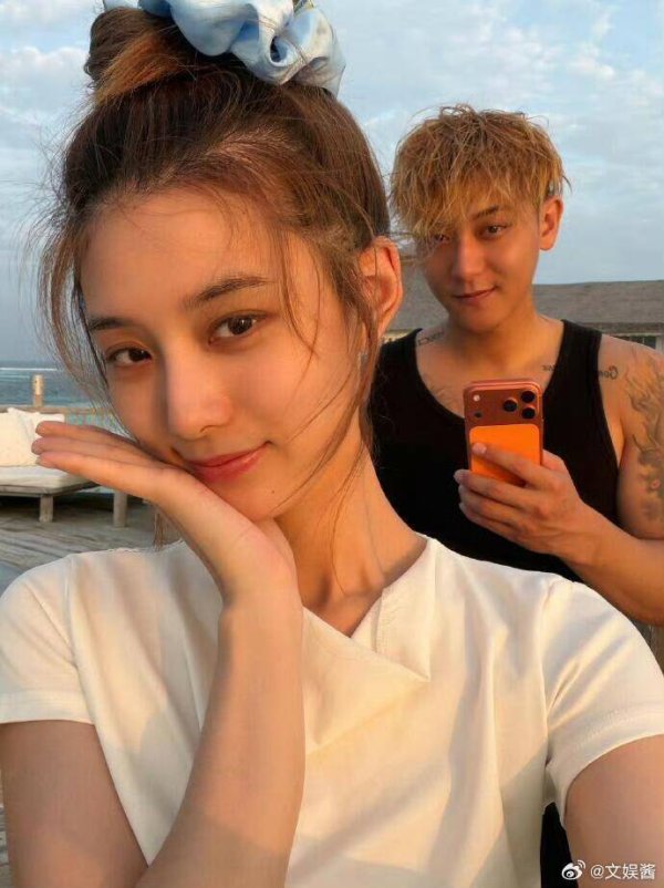 配资搜 黄子韬徐艺洋街边嗦粉互怼！素颜干饭太真实，这对夫妻太会整活